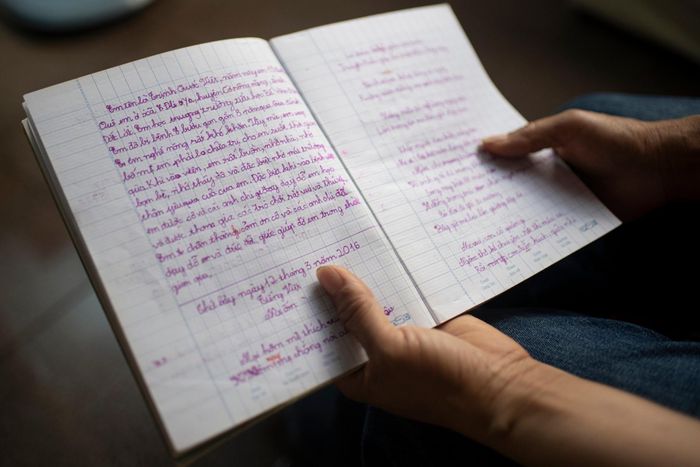  "Em tên là Trịnh Quốc Việt, năm nay em 11 tuổi. Quê em ở xã Dliê Ya, huyện Krông Năng, tỉnh Đắk Lắk. Em học trường tiểu học Bế Văn Đàn. Em đã bị bệnh bướu gan gần 8 năm qua. Gia đình em làm nghề nông rất khó khăn. Vậy mà, bố mẹ em phải lo chữa trị cho em suốt thời gian qua. Khi vào viện, em rất buồn, nhớ nhà, nhớ bạn bè, nhớ thầy cô và đặc biệt nhớ mái trường thân yêu của em... ", trích đoạn bài tập làm văn giới thiệu bản thân của bé Việt, viết hồi tháng 3/2016. 