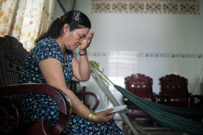  Nhận lại kỷ vật của con gái, chị Bùi Thị Nhen nghẹn ngào rồi bật khóc nức nở. Năm bé Trâm học lớp 7, căn bệnh hiểm nghèo gõ cửa, bắt đầu chuỗi ngày em vừa gồng mình truyền hóa chất, vừa ôm máy tính học online cùng cô Phấn. "Trâm mê học lắm, ngày nào cũng lôi vở ra làm bài. Cầm lại cuốn vở này, tôi cứ ngỡ như con bé vẫn ở đây, chỉ mới mất vài ngày trước...", người mẹ thốt lên trong nước mắt. 