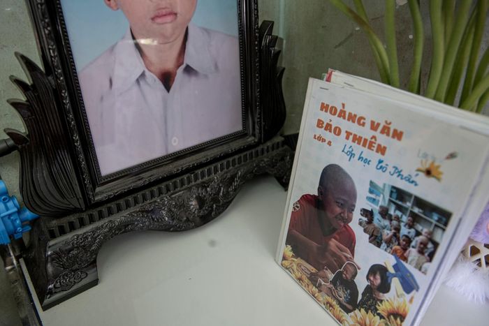  Cuốn vở được anh đặt trên bàn thờ cậu bé. Những bằng khen lúc Bảo Thiên đi học, sinh hoạt tại bệnh viện cùng cô Phấn cũng được anh để trang trọng trên bàn học cũ của con trai. 