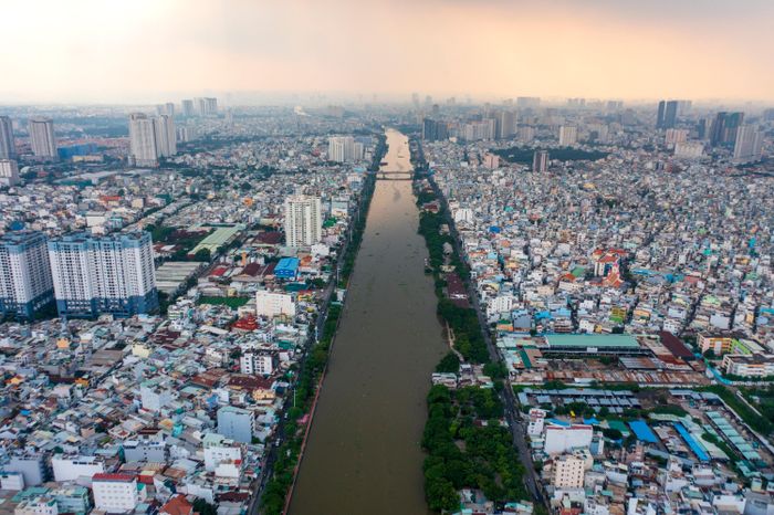  Một hạng mục quan trọng khác là xây dựng mới hệ thống kè bảo vệ bờ với tổng chiều dài gần 3,3 km. Hệ thống này gồm kè dọc bờ kênh Tẻ và kè bảo vệ bờ rạch Nguyễn Kiệu dọc đường quy hoạch số 1. 