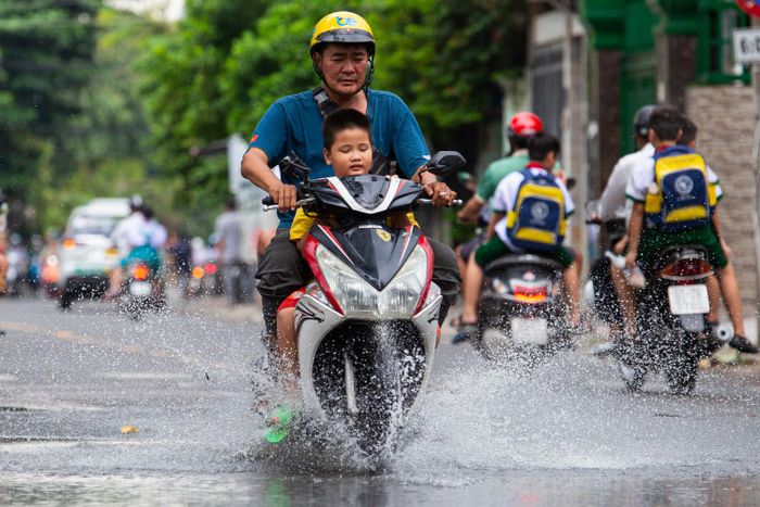  Bên cạnh mặt đường nhỏ hẹp, đường Tôn Thất Thuyết còn đối mặt với tình trạng ngập nước khi mưa lớn kết hợp triều cường dâng cao. Nước ngập ảnh hưởng đến việc lưu thông, khiến người dân đi lại khó khăn và làm tăng nguy cơ mất an toàn giao thông. 