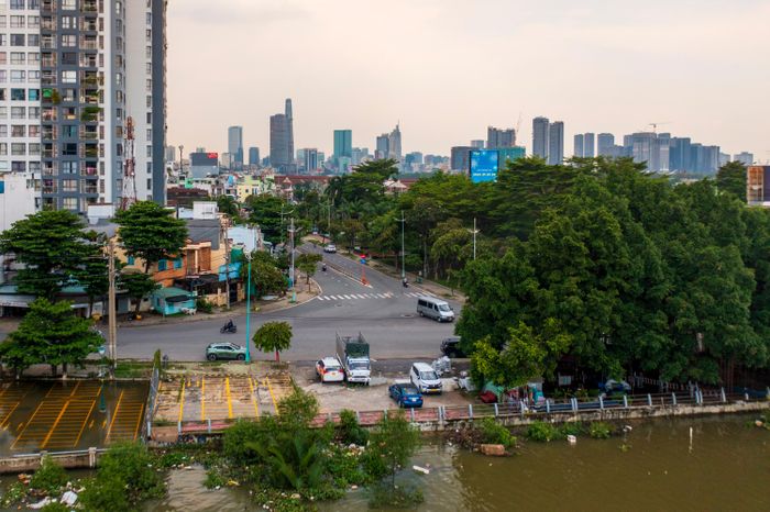  Cùng với việc nâng cấp mặt đường và xây dựng cầu, dự án sẽ đầu tư đồng bộ hệ thống thoát nước, cây xanh, chiếu sáng, hào kỹ thuật và các hạng mục hạ tầng khác phù hợp với cấp đường. 