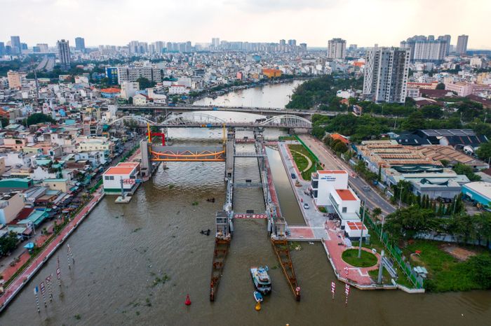  Tổng mức đầu tư dự án là hơn 5.500 tỷ đồng, nhóm A. Dự kiến đến năm 2027 dự án sẽ khởi công và thi công. Đến năm 2028 sẽ hoàn thành và đưa vào sử dụng. UBND TP.HCM giao Sở Xây dựng chịu trách nhiệm về tính chính xác của cơ sở pháp lý, nội dung và kết quả thẩm định hồ sơ dự án; đồng thời kiểm tra, giám sát quá trình triển khai, bảo đảm tính khả thi, tiến độ và tuân thủ quy định pháp luật. 