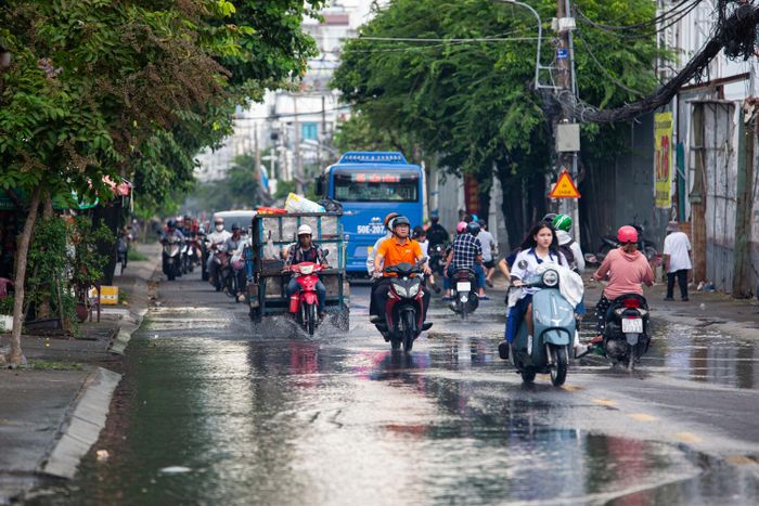  Không gian lưu thông hạn chế khiến các phương tiện gặp khó khăn khi di chuyển, nhất là vào những thời điểm lưu lượng xe tăng cao. 
