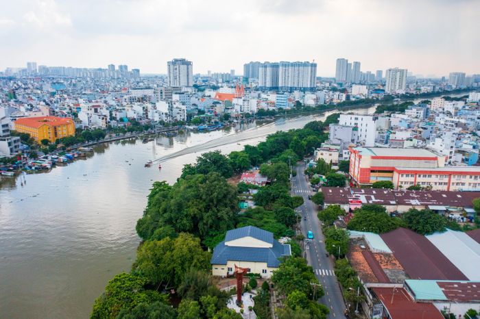  Trước đó, HĐND TP.HCM ban hành Nghị quyết 490/2025 điều chỉnh chủ trương đầu tư dự án Xây dựng cải tạo, mở rộng đường Tôn Thất Thuyết và công viên cây xanh dọc bờ kênh Tẻ. Dự án có diện tích 170.333 m2, đi qua các phường Vĩnh Hội, Khánh Hội và Xóm Chiếu. Tổng chiều dài dự án hơn 3,6 km. Trong đó đường Tôn Thất Thuyết hiện hữu sẽ được mở rộng lên 26 m với chiều dài hơn 3,4 km, bao gồm xây dựng mới một cây cầu qua rạch Nguyễn Kiệu. 