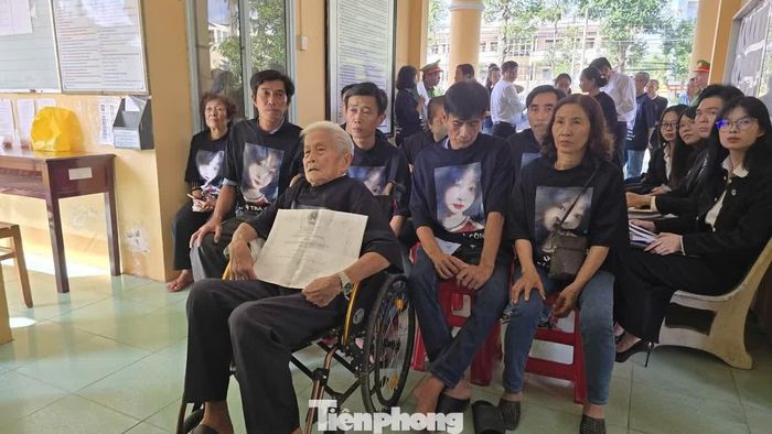 Gia đình bị hại theo dõi phiên tòa từ bên ngoài phòng xét xử.