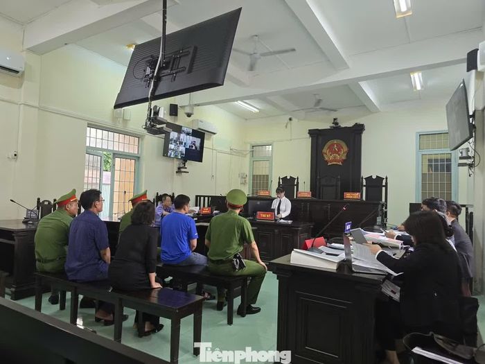 Thư ký phiên tòa phổ biến nội quy trước giờ xét xử.