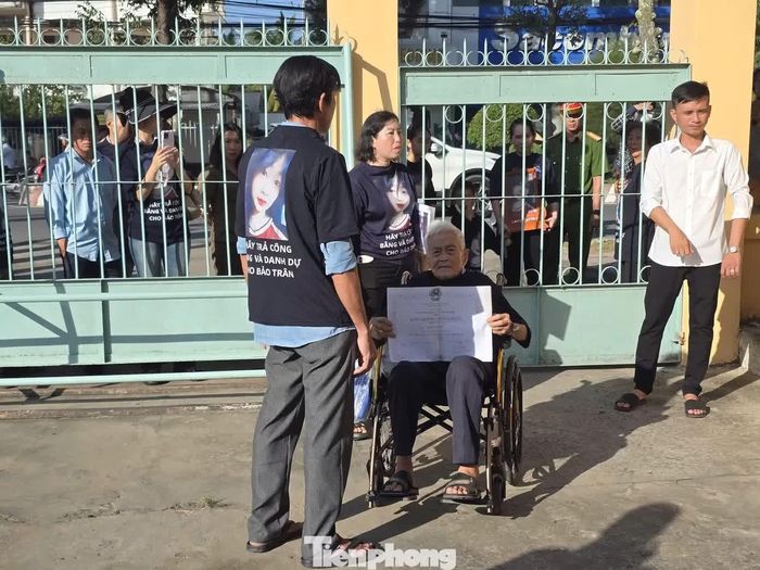 Gia đình nữ sinh Nguyễn Ngọc Bảo Trân có cả ông nội đến dự, ông năm nay 100 tuổi.