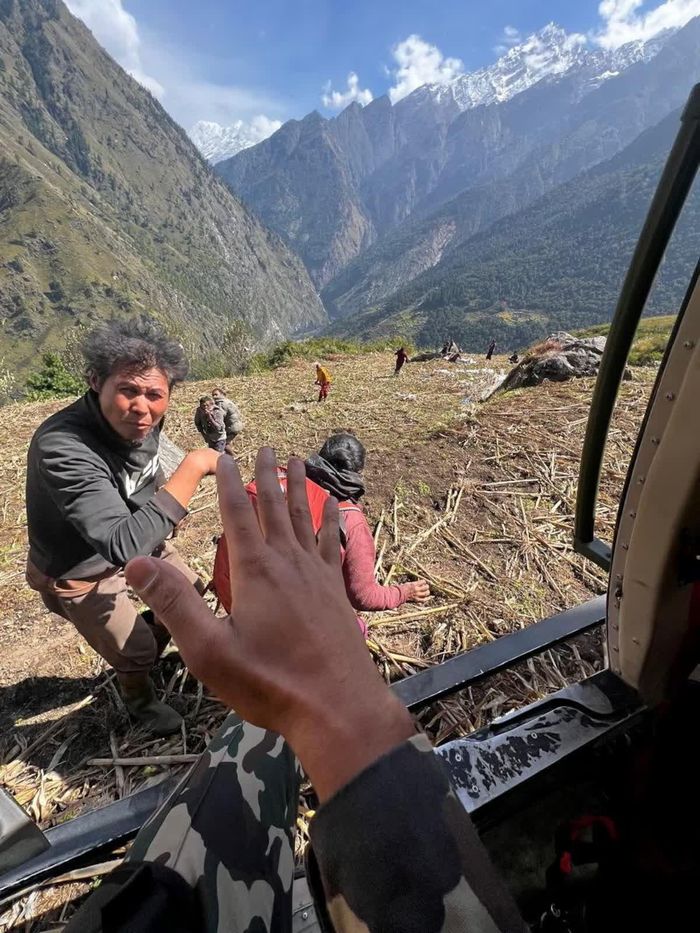 Trực thăng của Quân đội Nepal giải cứu người dân từ các khu vực bị ảnh hưởng bởi lũ lụt sông Budhi Gandaki sau vụ sạt lở đất khô ở làng Chumnubri, huyện Gorkha (Nepal) ngày 11/10. Ảnh: Reuters. 