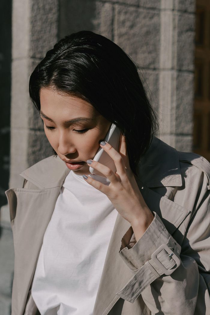 Việc liên lạc liên tục với người yêu có thể gây phản tác dụng. Ảnh: Mikhail Nilov/Pexels.
