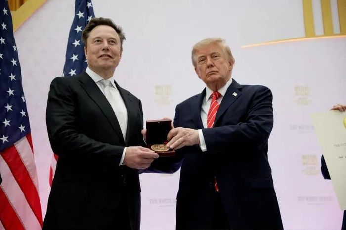  Ông Trump trao tặng Huân chương Khoa học Quốc gia cho Giám đốc điều hành Tesla và SpaceX, Elon Musk, vào ngày 8/10. Ảnh: Reuters. 
