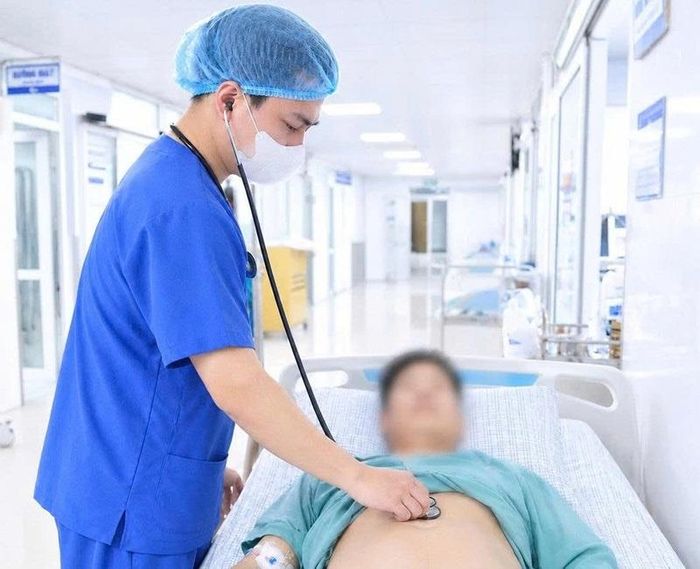  Bác sĩ Trần Đăng Báu, khoa Hồi sức tích cực - Chống độc, thăm khám cho người bệnh. 