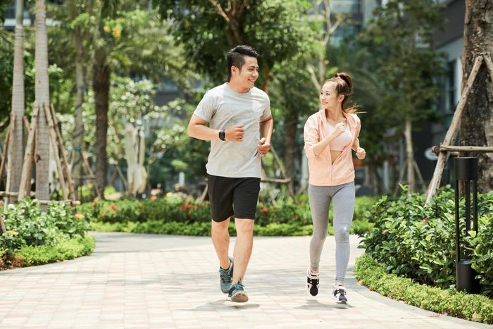 Thay đổi lộ trình đi bộ giúp bạn tiếp xúc với những khung cảnh mới, rèn luyện khả năng quan sát và định hướng trong không gian. Ảnh: Magnific .