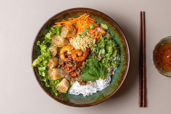  Hường chọn món bún bò Nam Bộ làm chủ đạo trong menu giới thiệu cho khách Pháp. 
