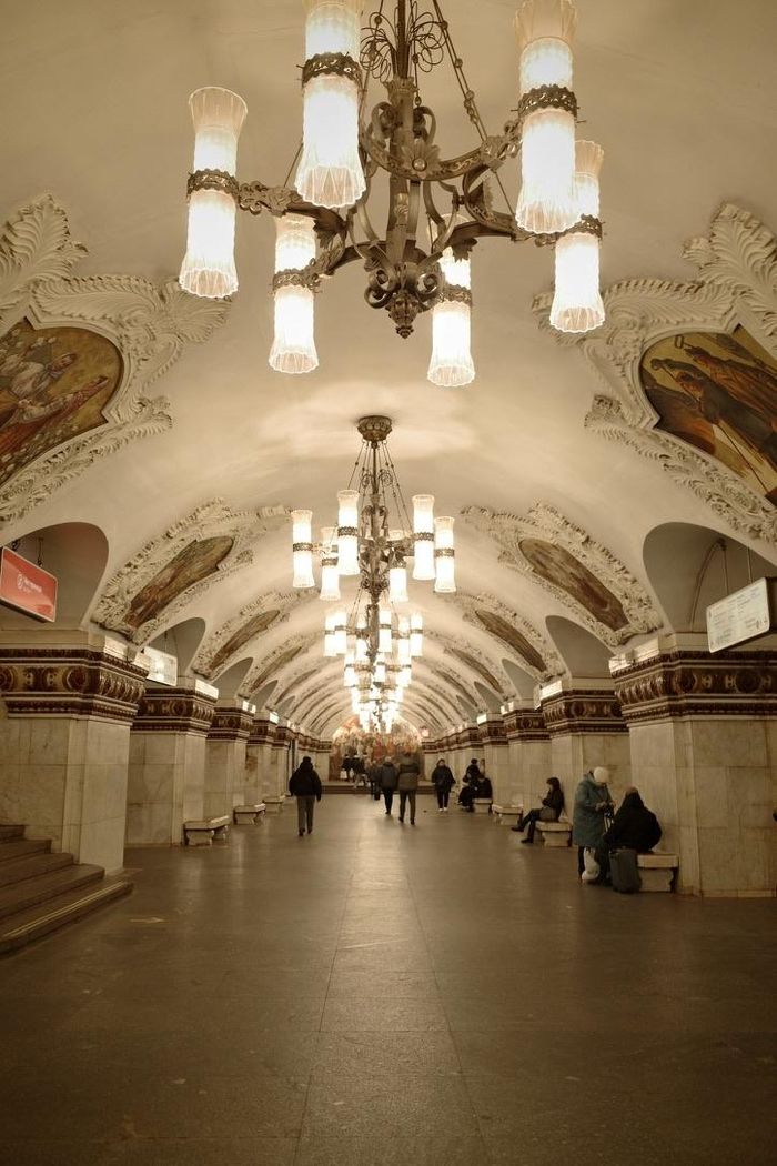 Ga Kieskaya ở Moscow được trang trí nổi bật với các bức tranh khảm tinh xảo trên trần nhà và hệ thống đèn chùm lộng lẫy. 