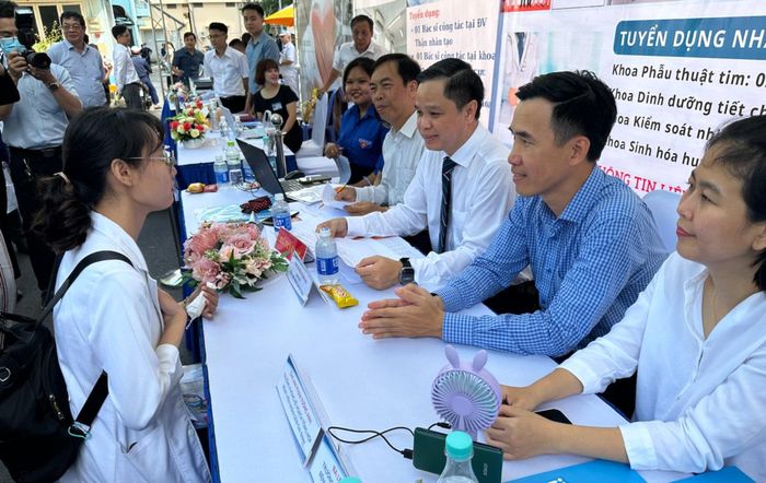  Sở Y tế TP.HCM tổ chức ngày hội việc làm để tạo điều kiện cho bác sĩ trẻ. Ảnh: Medinet. 