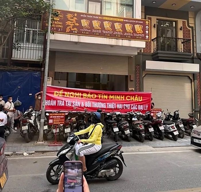  Vào ngày 12/10, nhiều người xưng là đại lý tới cửa hàng Bảo Tín Minh Châu tại phố Trần Nhân Tông, Hà Nội đòi hoàn trả tài sản và bồi thường thiệt hại. Ảnh: Tùng Tống. 