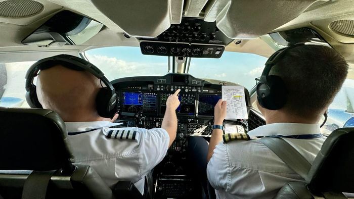  Phi công theo dõi, điều khiển tàu bay thực hiện các bài bay kiểm tra, hiệu chuẩn hệ thống dẫn đường và đèn tín hiệu hàng không. Ảnh: VATM. 