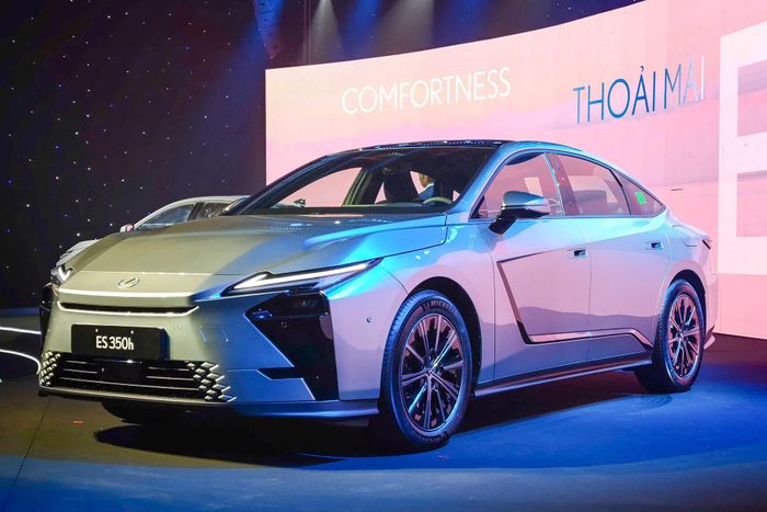  Phiên bản 350h của Lexus ES sử dụng hệ truyền động hybrid tự sạc. Ảnh: Phong Vân. 