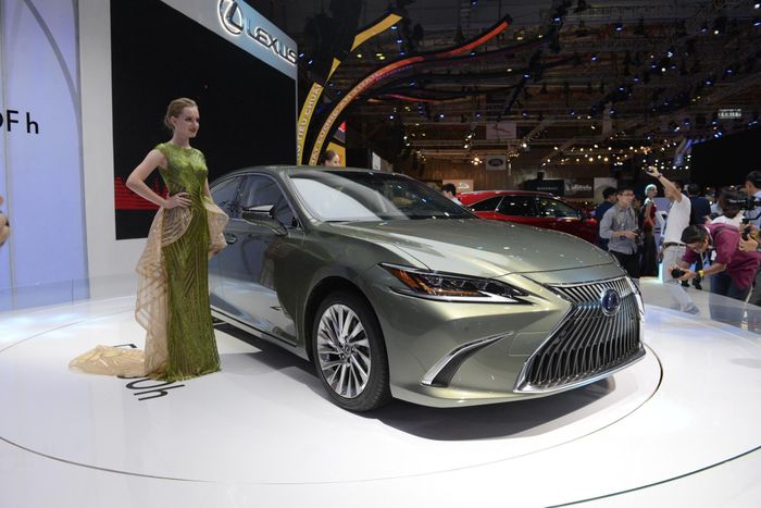  Lexus ES thế hệ cũ từng có giá cao hơn các đối thủ cùng phân khúc. Ảnh: Hoàng Tuấn. 