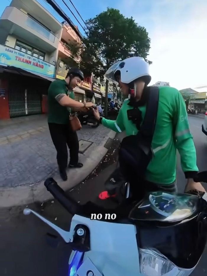 Nam tài xế từ chối nhận tiền từ du khách Trung Quốc. Ảnh: NVCC.