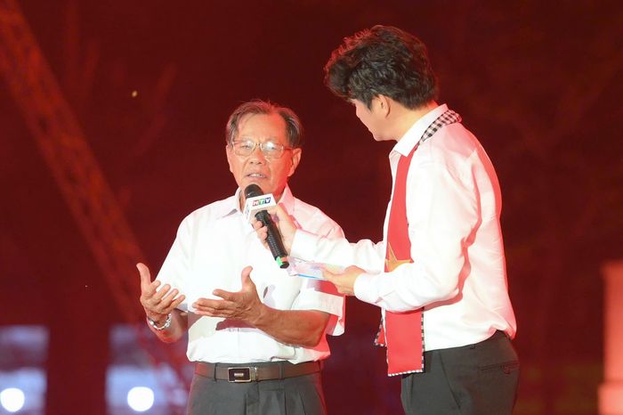  "Còn sống ngày nào, tôi sẽ tiếp tục tìm kiếm hài cốt của các đồng đội đã hy sinh vì chiến tranh", ông Trần Văn Bản (82 tuổi), cựu bác sĩ quân y, chia sẻ tại đêm tri ân. Được sự chấp thuận của lãnh đạo Bộ Tư lệnh TP.HCM, ông Bản tham gia tình nguyện hỗ trợ công tác tìm kiếm, quy tập và xác định danh tính hài cốt liệt sĩ tại Công viên Lê Thị Riêng gần 4 tháng qua. 