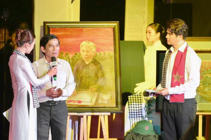  Bên cạnh những hình ảnh tại hiện trường, họa sĩ Lê Sa Long còn vẽ chân dung bà Nguyễn Thị Lệ, người phụ nữ thủy chung chờ đợi liệt sĩ Huỳnh Văn Quên suốt 58 năm, với câu chuyện lấy đi nước mắt của nhiều người. Qua tác phẩm, câu chuyện tri ân được mở rộng đến những người ở lại, những người mang theo nỗi nhớ và sự chờ đợi qua nhiều thập kỷ. 