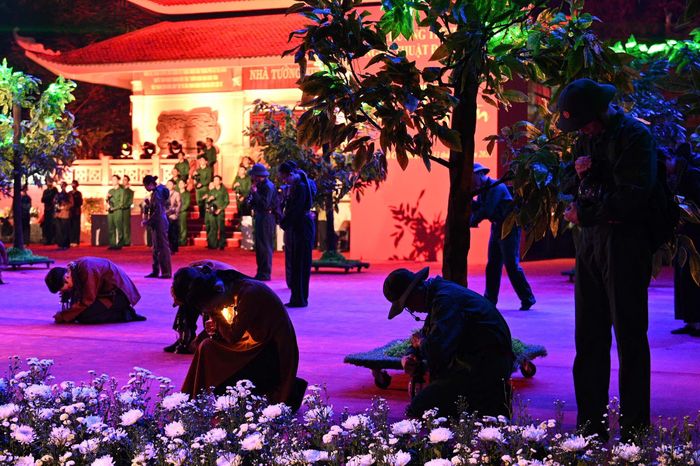  Gần 50 nghệ sĩ thuộc nhiều thế hệ mang đến những màn trình diễn xúc động tại buổi tri ân. 