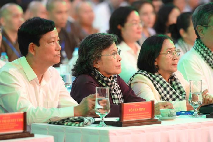  Tham dự chương trình có Đại tướng Nguyễn Trọng Nghĩa - Ủy viên Bộ Chính trị, Bí thư Trung ương Đảng, Chủ nhiệm Tổng cục Chính trị Quân đội nhân dân Việt Nam; bà Phạm Thị Thanh Trà - Bí thư Trung ương Đảng, Phó Thủ tướng Chính phủ, Trưởng Ban Chỉ đạo quốc gia về tìm kiếm, quy tập và xác định danh tính hài cốt liệt sĩ; lãnh đạo, nguyên lãnh đạo Đảng, Nhà nước, Ủy ban mặt trận Tổ quốc Việt Nam và TP.HCM cùng đông đảo tầng lớp nhân dân Thành phố. 