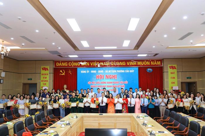  Lãnh đạo phường Cầu Giấy cùng đại diện các tổ chức, doanh nghiệp tiêu biểu tham dự hội nghị. Ảnh: Văn Tiến. 
