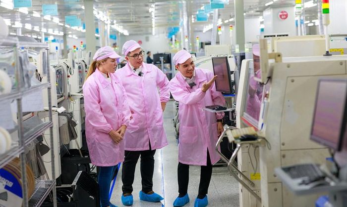 Nhật Phong và Camilla tìm hiểu quy trình sản xuất, công nghệ và những yêu cầu về kiểm soát chất lượng trong quá trình tạo ra các thiết bị nhà bếp SUNHOUSE