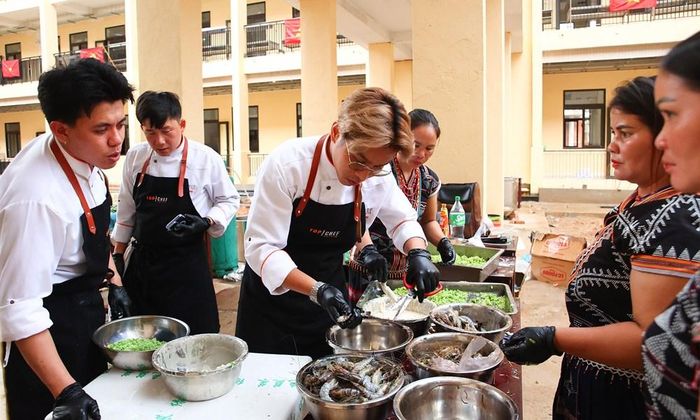 Các chef đang chuẩn bị món ăn cho các em học sinh Trường THCS Tây Giang
