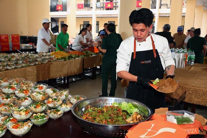 Thiện Thanh đang chuẩn bị món ăn cho các em nhỏ