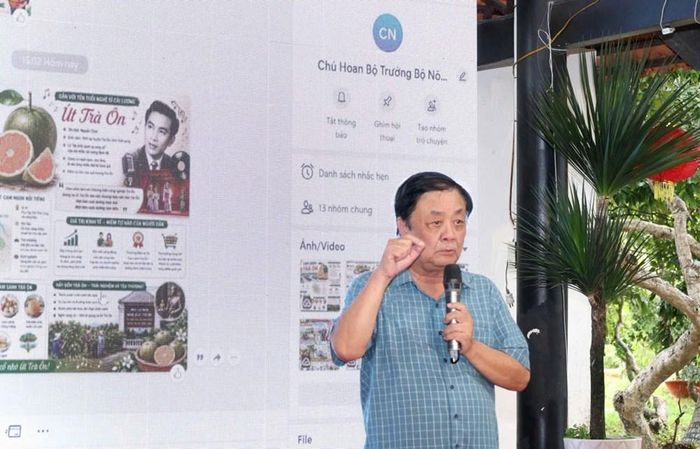 Nguyên Phó Chủ tịch Quốc hội Lê Minh Hoan chia sẻ với nông dân trồng cam sành tỉnh Vĩnh Long về nâng tầm thương hiệu nông sản bằng các câu chuyện kể