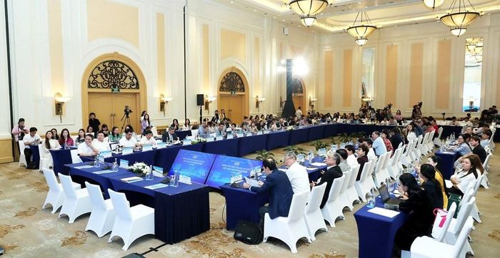 Diễn đàn thu hút khoảng 300 đại biểu đại diện các cơ quan quản lý nhà nước, các hiệp hội doanh nghiệp, chuyên gia kinh tế, nhà nghiên cứu, lãnh đạo cơ quan báo chí, doanh nhân, doanh nghiệp cùng đại diện các cơ sở giáo dục, đào tạo