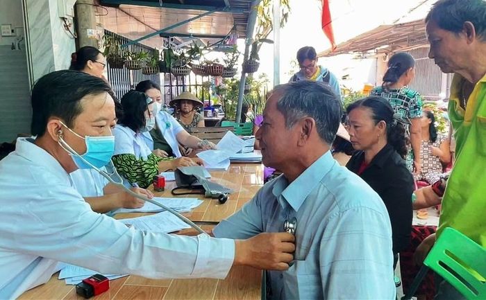 Quan tâm chăm sóc sức khỏe cho người dân