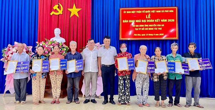 Bàn giao nhà đại đoàn kết cho người dân xã Phú Hòa
