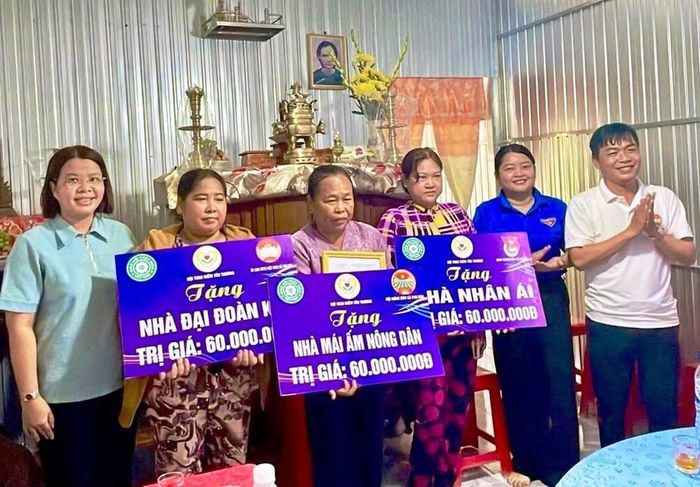 Trao Nhà mái ấm nông dân trong xã Phú Hòa