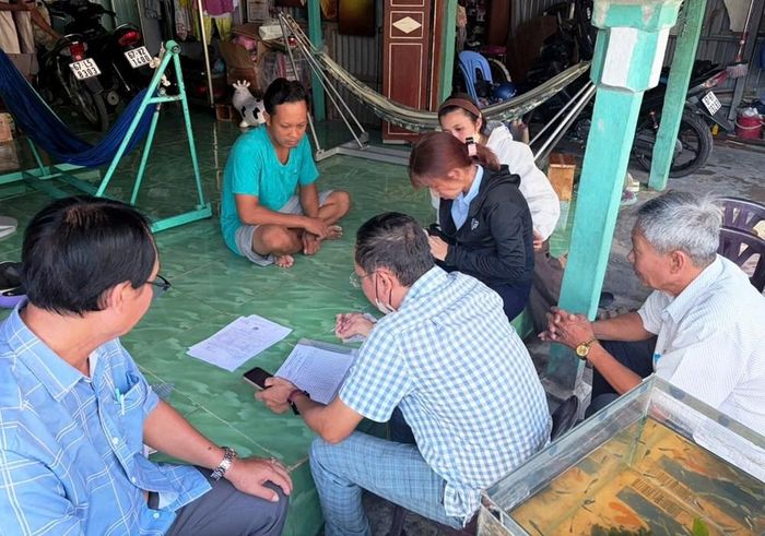 Cán bộ xã Phú Lâm đến từng nhà hỗ trợ việc tích hợp giấy tờ, cập nhật thông tin trên VNeID cho người dân