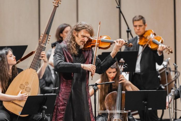 Nhạc trưởng kiêm nghệ sĩ violin Stefan Plewniak sẽ dẫn dắt Dàn nhạc Nhà hát Opera Hoàng gia Versailles trong “Four seasons with love”