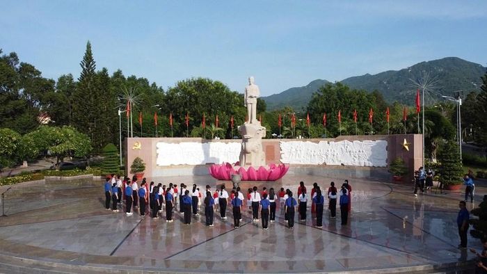 Tượng đài Chủ tịch Hồ Chí Minh tại vịnh Cam Ranh (Công viên 18/10, phường Cam Ranh, tỉnh Khánh Hòa) được khởi công xây dựng vào năm 2006 và khánh thành vào ngày 19.12.2008