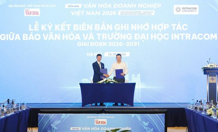 Trong khuôn khổ Diễn đàn đã diễn ra Lễ ký kết Biên bản ghi nhớ hợp tác giai đoạn 2026 – 2031 giữa Trường Đại học Intracom và Báo Văn Hóa. Sự hợp tác này hướng tới mục tiêu thiết lập mối quan hệ toàn diện, bền vững, phát huy tối đa thế mạnh của hai đơn vị. Trong ảnh: Tổng Biên tập Báo Văn Hóa Nguyễn Anh Vũ và Phó Hiệu trưởng Trường Đại học Intracom Nguyễn Quốc Tư thực hiện nghi thức ký kết