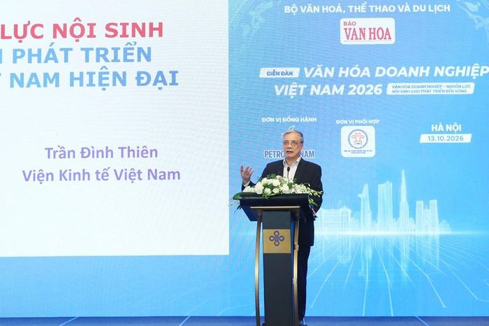 TS. Trần Đình Thiên, nguyên Viện trưởng Viện Kinh tế Việt Nam phát biểu tham luận "Văn hóa - nguồn lực nội sinh trong quá trình phát triển văn hóa doanh nghiệp Việt Nam"