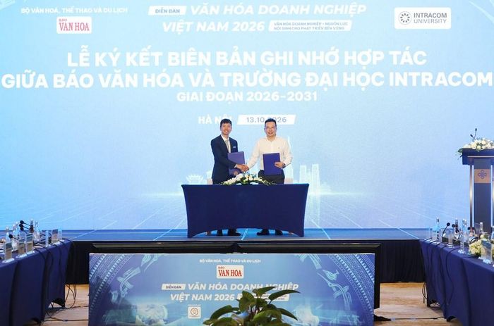 Tổng Biên tập Báo Văn Hóa Nguyễn Anh Vũ (phải) và Phó Hiệu trưởng Trường Đại học Intracom Nguyễn Quốc Tư thực hiện nghi thức ký kết