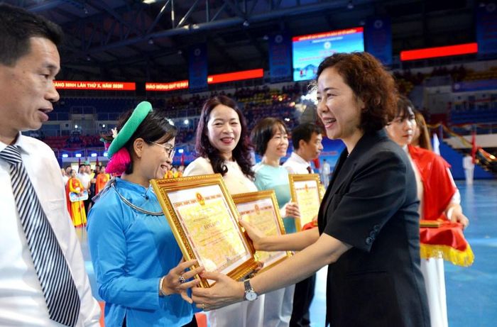 Bà Vũ Thị Mai Anh, Phó Chủ tịch UBND thành phố, Trưởng Ban Chỉ đạo Đại hội TDTT thành phố Quảng Ninh lần thứ X, năm 2026 trao giải cho các đội thắng cuộc