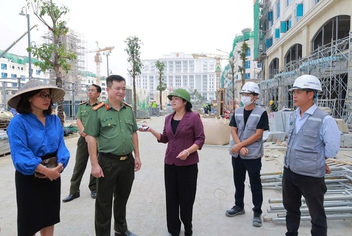 Phó Chủ tịch UBND tỉnh Thái Nguyên Nguyễn Thị Loan (thứ 3 từ phải sang) kiểm tra thực tế tại dự án
