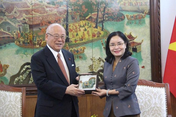 Thứ trưởng Trịnh Thị Thủy tặng quà lưu niệm ông Takebe Tsutomu