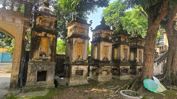 Hệ thống tháp Sư tổ trong chùa