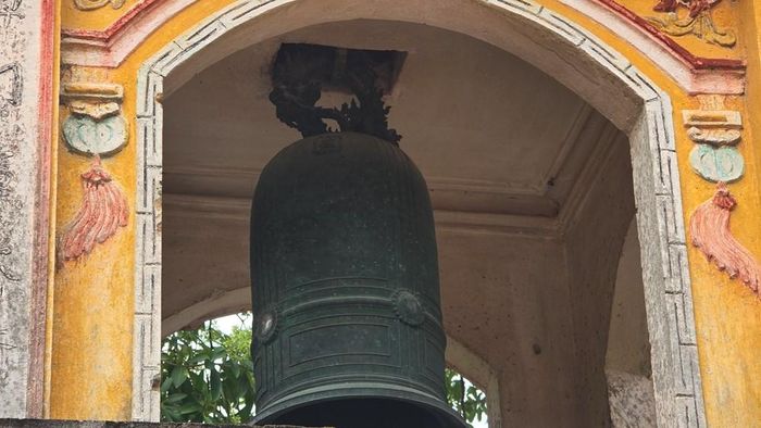 Chuông cổ trong chùa được đúc năm Bính Thân (1824) đời vua Minh Mệnh (Hoàng triều Minh Mệnh thập thất niên)