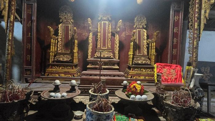 Bên trong hậu cung ngôi đình thờ Tứ vị đại vương